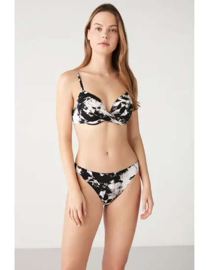Kom Kelabun Bikini resmi