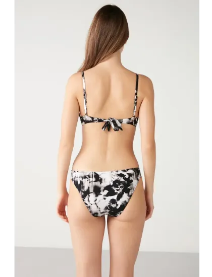 Kom Kelabun Bikini resmi